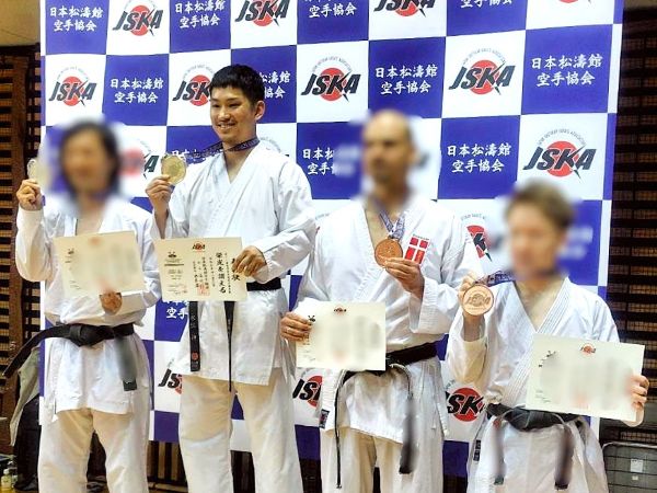 画像：表彰台にて