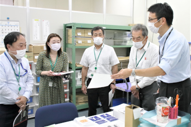 画像：印刷作業場のご見学の様子