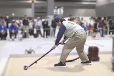画像：「ビルクリーニング」競技中の様子
