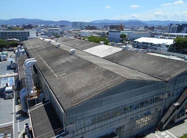 写真：遮熱塗装前の工場の屋根