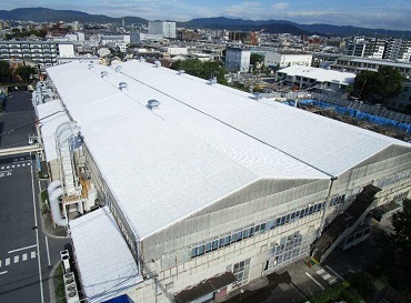 写真：遮熱塗装後の工場の屋根