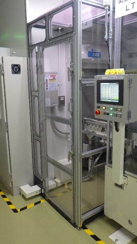 写真：密閉ブース化した生産装置
