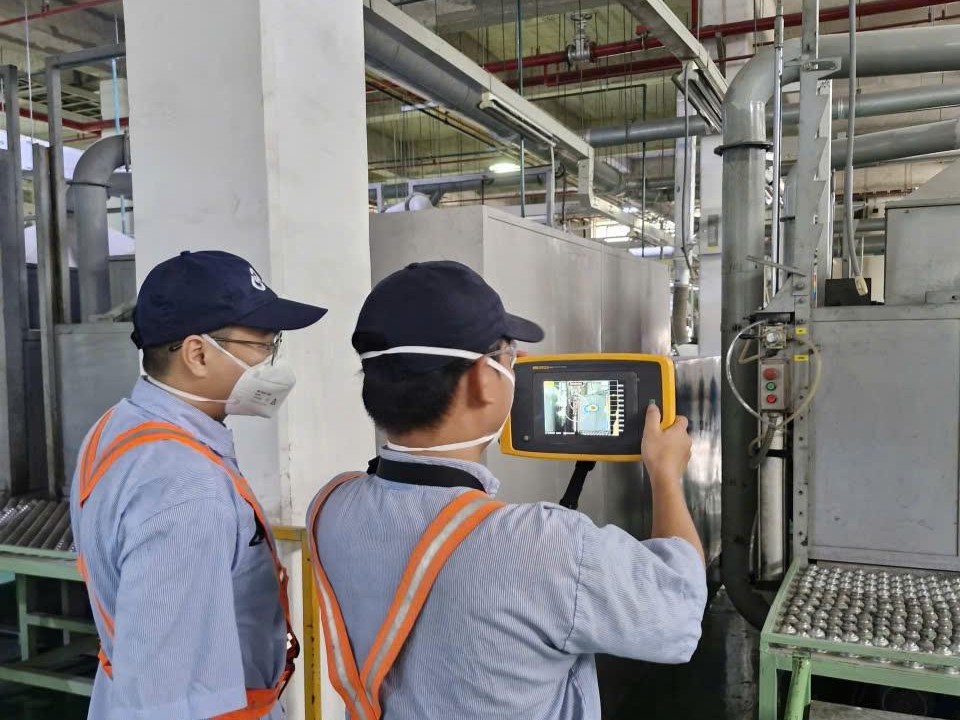 写真：エア漏れ点検作業の様子