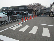 写真：ソフトポール設置による歩車分離(京都事業所)