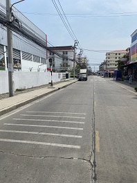 写真：減速マークを表示した路面(Yuasa Battery (Thailand) Pub)