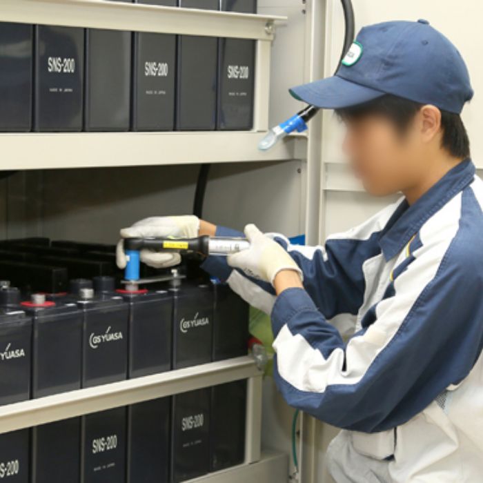 産業用蓄電池・電源システムのアフターサービス作業画像